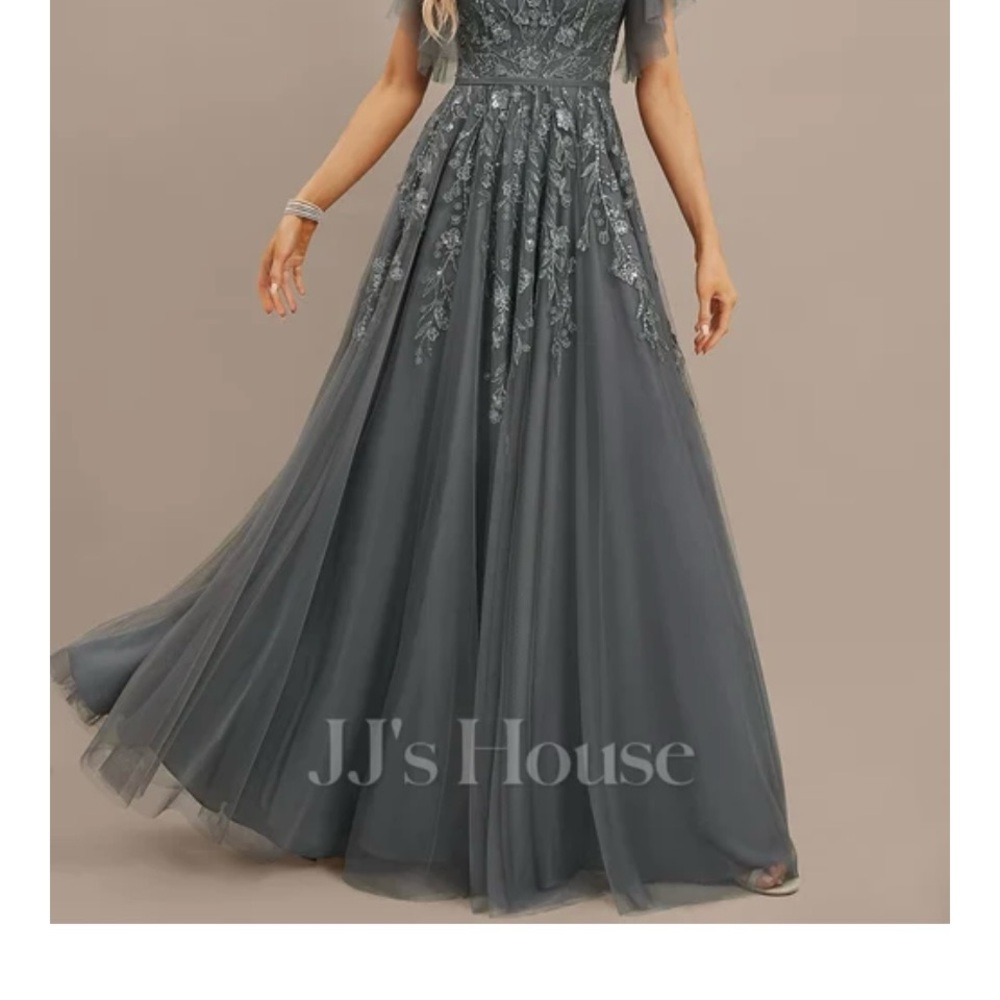 Elegant Burgundy Evening Gown 12 - Picture 4 of 7